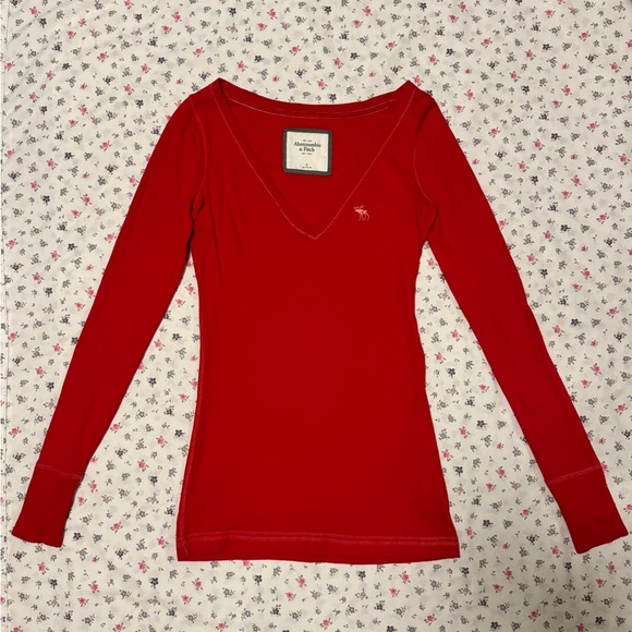 Abercrombie & Fitch Women's Scarlet Long Sleeve Tee - Picture 2 of 6